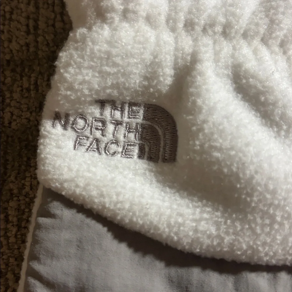The North Face Fleece Gloves in White and Gray Girls large